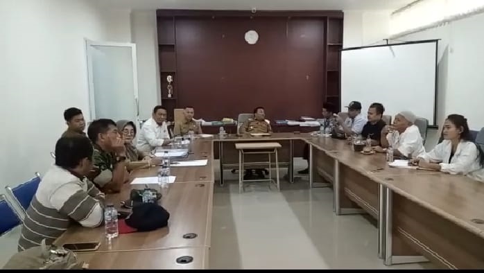 Camat Pondok Aren H Hendra (ujung tengah) saat menerima kunjungan tokoh dari Forum Komunikasi Antar Warga (Forkawa).