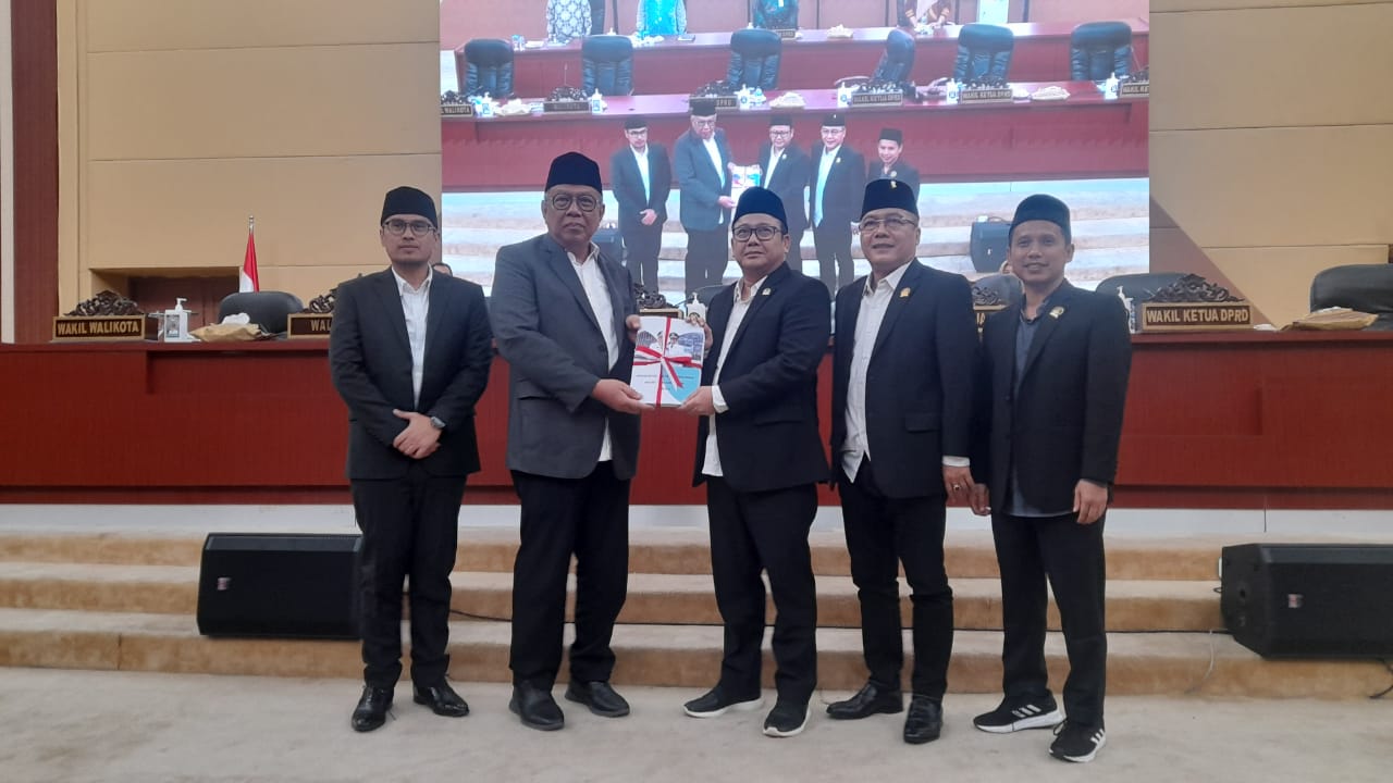 Walikota Tangsel Benyamin Davnie, menyerahkan LKPj 2022 kepada DPRD Kota Tangsel dalam rapat paripurna di Gedung DPRD Kota Tangsel, Kamis (16/3). (Foto: Idral Mahdi)