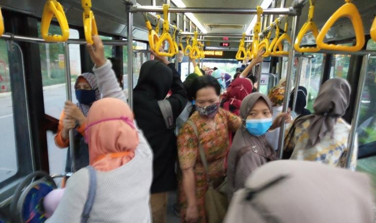 Penumpang bus TransJakarta    (foto : Ist)