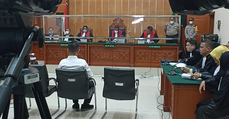 Wanita Yang Ngaku Istri Siri Teddy Minahasa Dituntut 18 Tahun Penjara Dan Denda Rp 2 Miliar Suasana sidang kasus narkoba yang melibatkan Linda Pujiastuti. foto : Ist