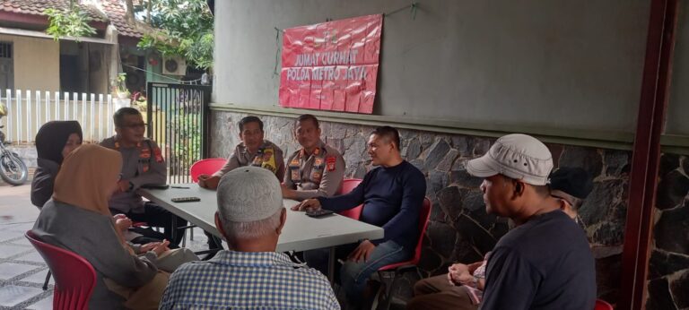 Warga BPI Pamulang Keluhkan Aksi Curanmor Dan Rumsong Di Jumat Curhat Polres Tangsel terus melakukan Jumat Curhat, dan kali ini Jumar Curhat mendatangi warga Perumaham BPI, RW 10, Kelurahan Pondok Benda, Kecamatan Pamulang, Jumat (24/3). (foto: Idral Mahdi)