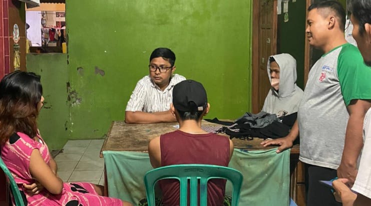 Warga Grebek Kontrakan IW di Karawaci, Nekat Praktik Esek-esek Saat Ramadhan IW dan EM saat diinterogasi warga. (Ist)