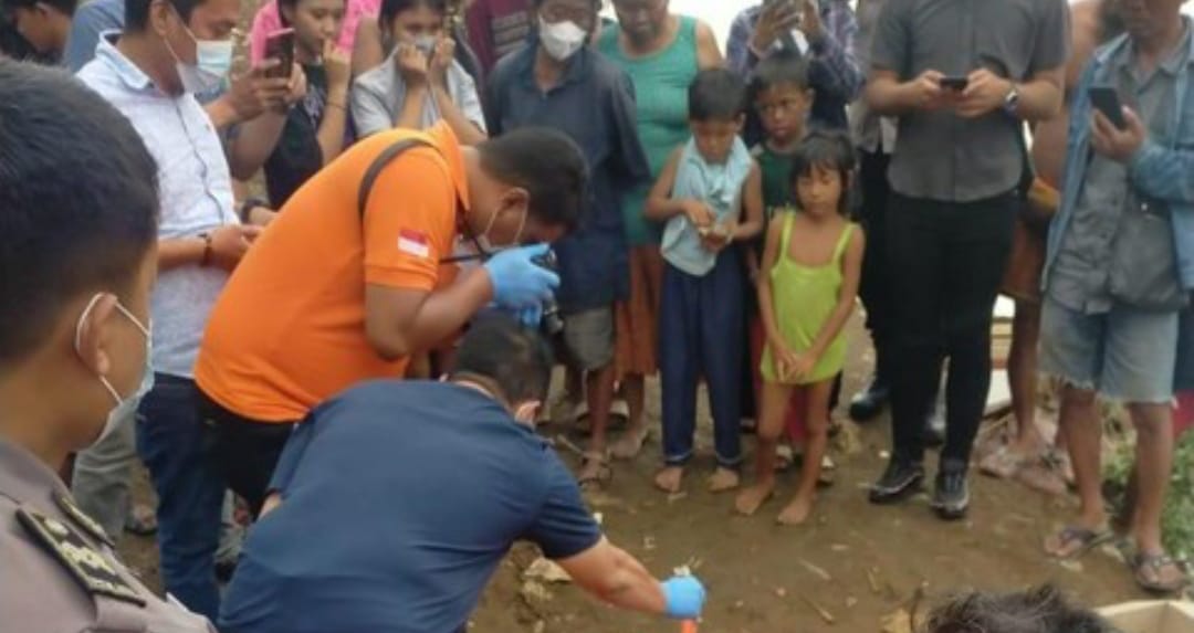Warga Temukan Lansia Tewas Di Kali Banjir Kanal Barat Tanah Abang foto : Ist