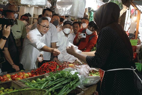 Zulhas: Harga Pangan Stabil Di Awal Ramadan Menteri Perdagangan Zulkifli Hasan saat meninjau pasar tradisional. (Ist)