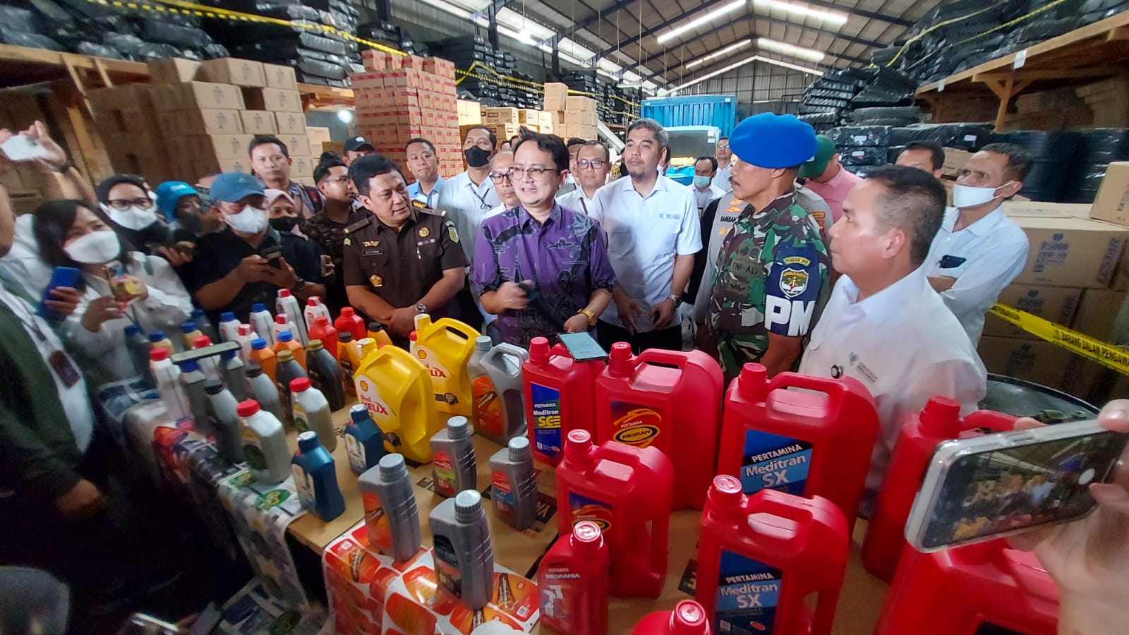 Botol-botol pelumas ini berisi pelumas palsu yang diproduksi dan diedarkan dari sebuah pabrik di Kota Tangerang.(Foto: ist).