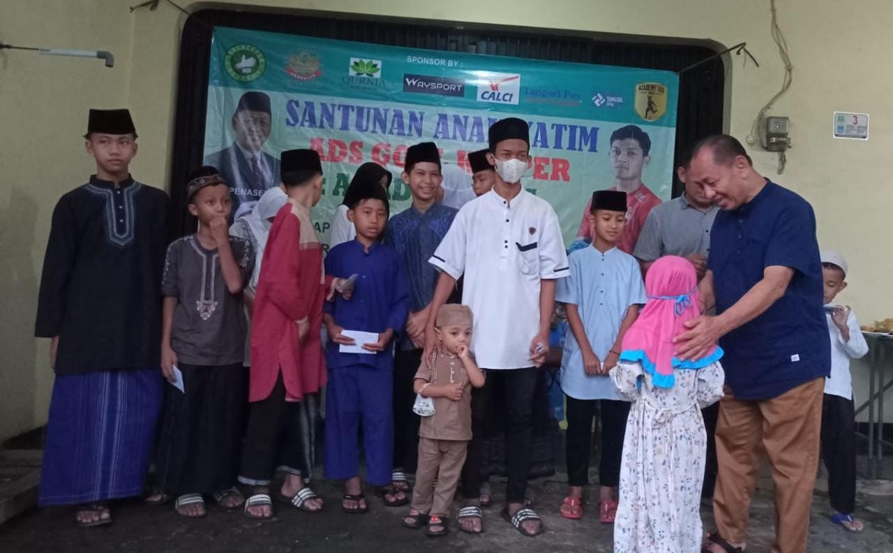 ADS Goal Keeper Ajak 20 Anak Yatim Bukber Penasehat ADS Goal Keeper, Kusman menyerahkan santunan untuk anak yatim.(Ist)