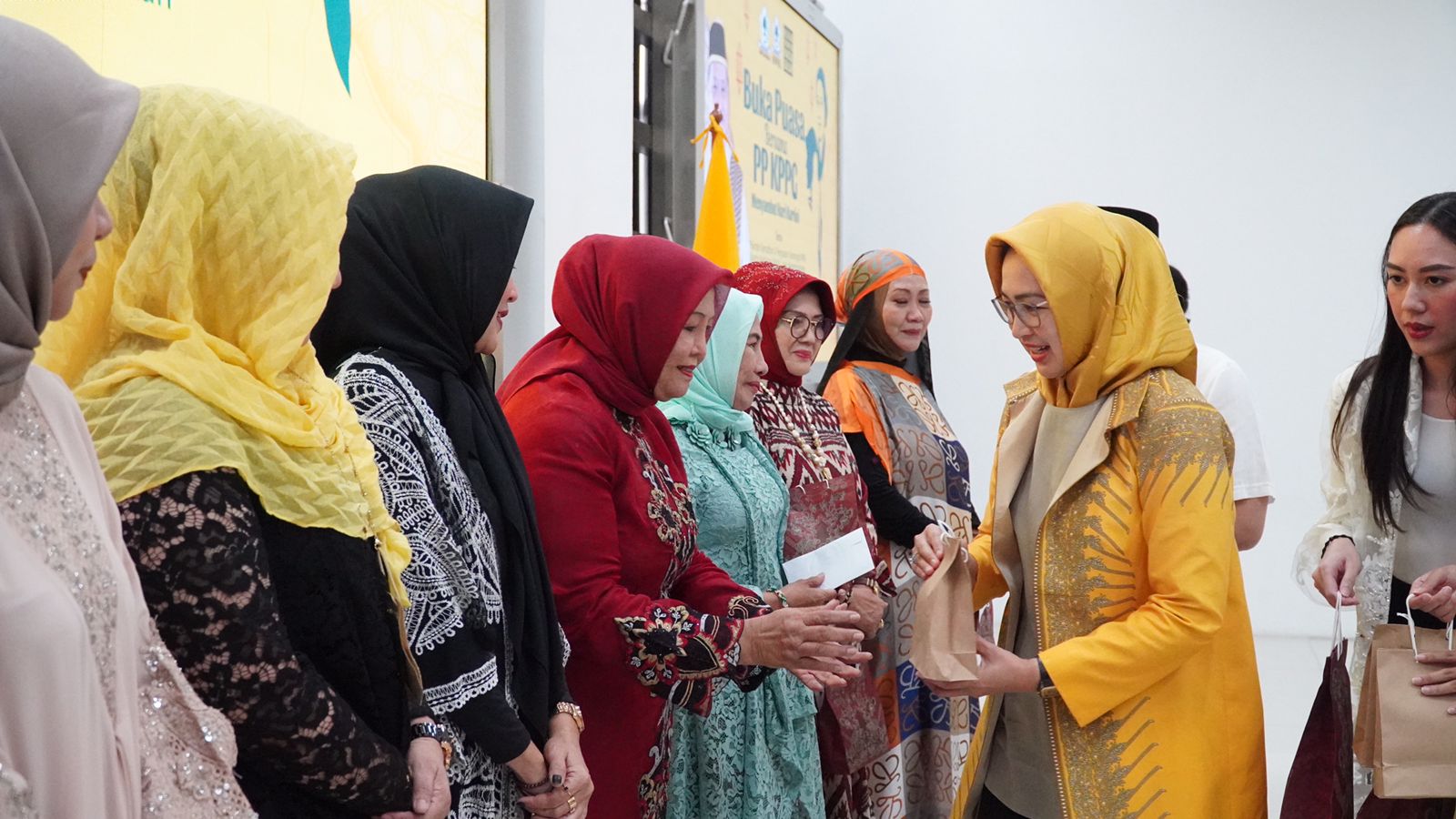 Airin: Perempuan Harus Menjadi Kartini Kebijakan Politik Ketua PP KPPG, Airin Rachmi Diany menggelar buka puasa bersama di Kantor DPD Golkar, di Jakarta. (irm)