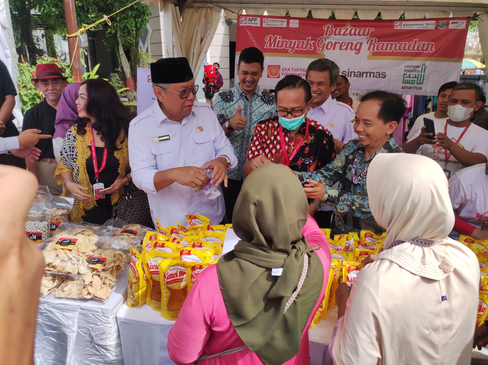 Antusias Emak-emak Menyerbu Paket Sembako Murah di Bazaar Ramadan Kecamatan Setu Foto: Ist