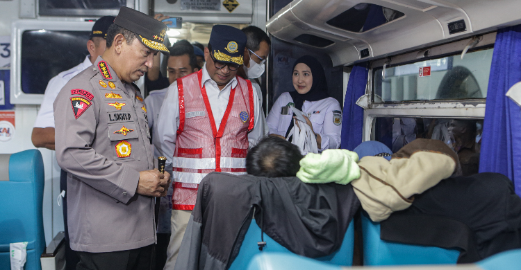 Menhub Budi Karya dan Kapolri Jenderal Listyo Sigit Prabowo saat sidak di Stasiun Pasar Senin. Foto : Ist