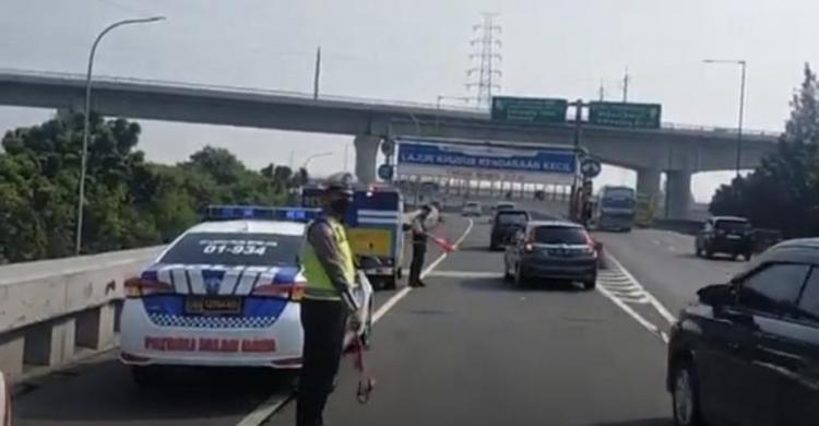 Arus Mudik Lebaran 2023 Petugas monitor di depan pintu masuk tol MBZ. Foto : Ist