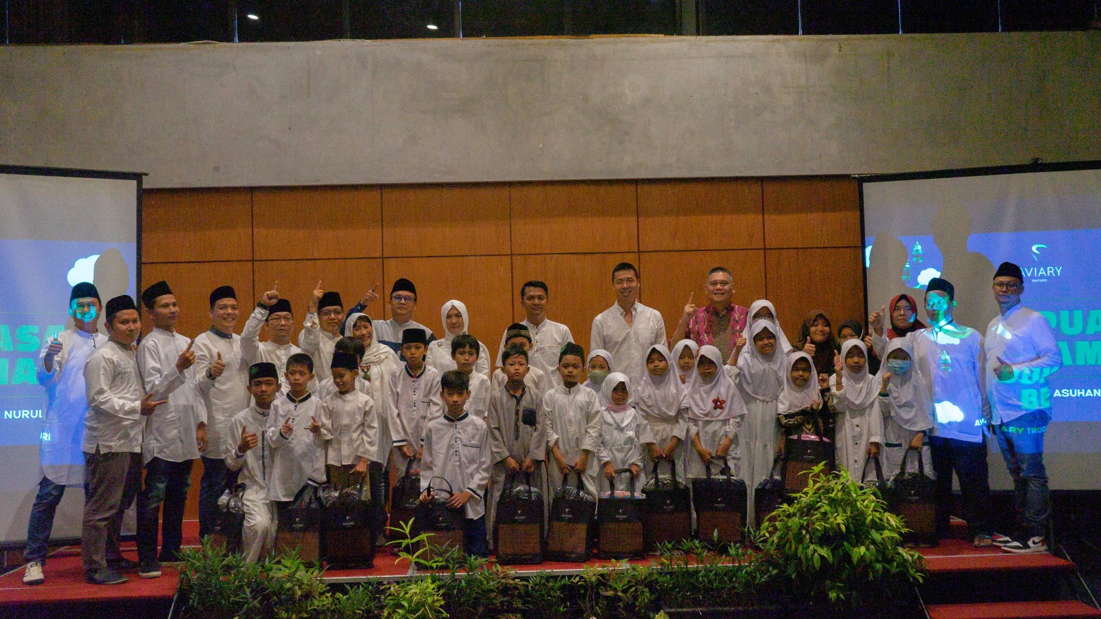 Aviary Bintaro memberikan santunan dalam bentuk uang tunai dan perlengkapan sekolah. (din)