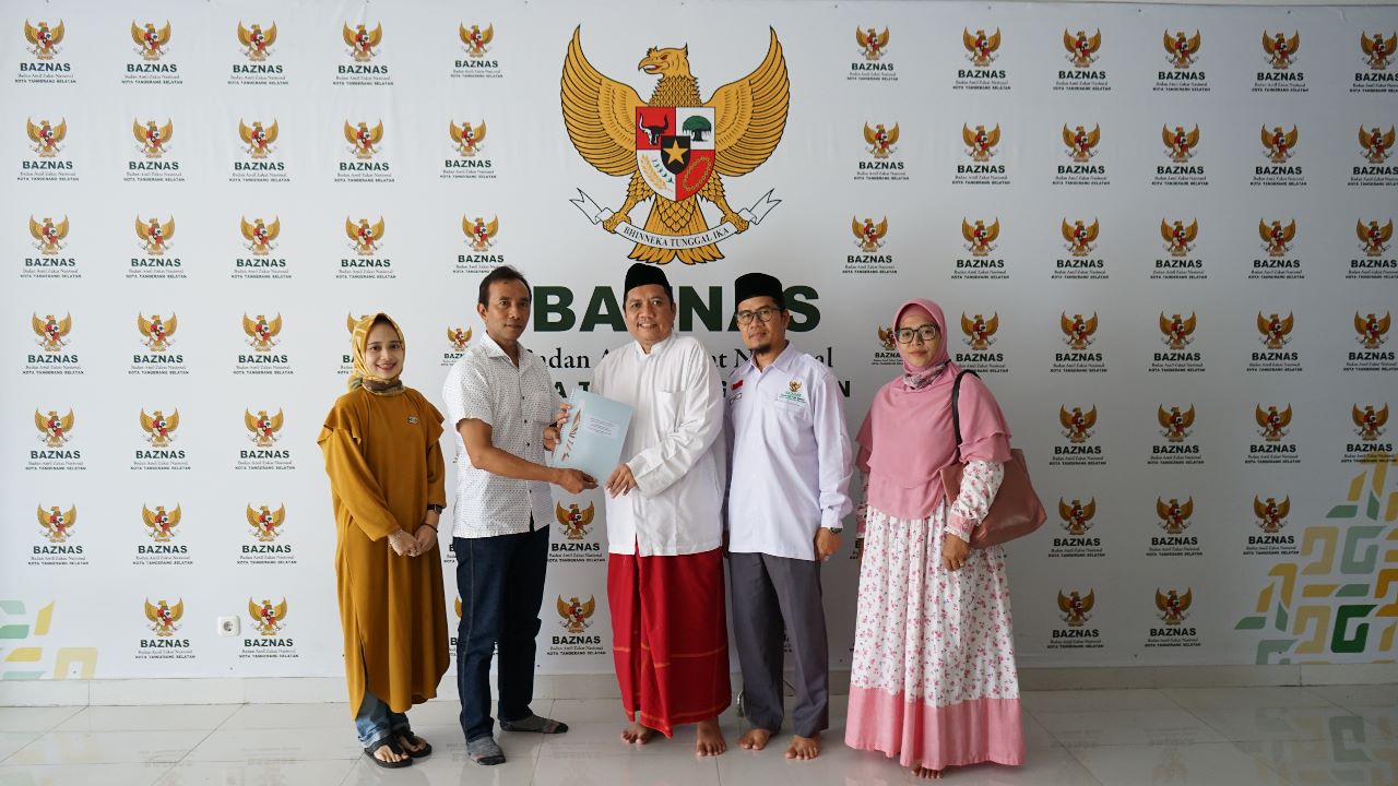 Baznas Tangsel Kembali Raih WTP Ke-5 Ketua BAZNAS Kota Tangsel Mohamad Subhan (mengenakan sarung) di dampingi Ketua 3, Bidang Perencanaan, Keuangan dan Pelaporan Tarjuni (dua dari kanan) saat serah terima hasil audit tahun buku 2022.