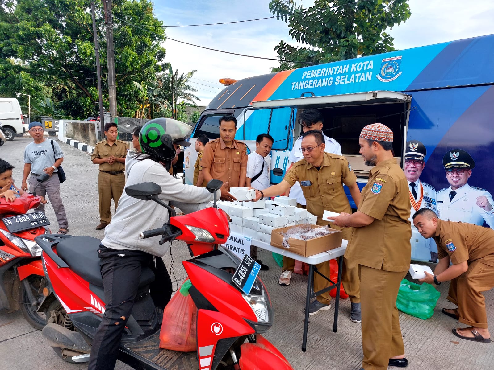 Berbagi di Bulan Suci, DPMPTSP Tangsel Bagikan 1.444 Takjil Gratis Foto: Ist