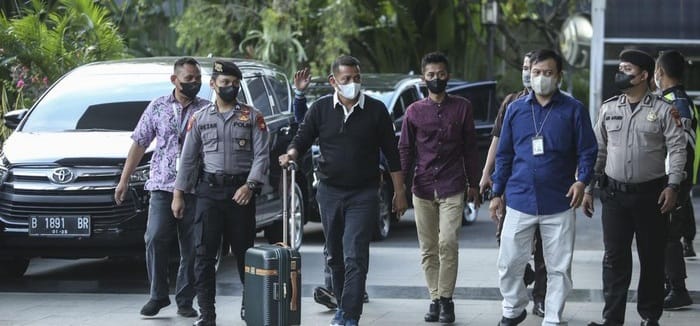 Bupati Meranti Juga Diduga Suap Auditor BPK Agar Dapat Predikat WTP Bupati Kepulauan Meranti Muhammad Ali (baju hitam) saat tiba di Gedung KPK. (Ist)