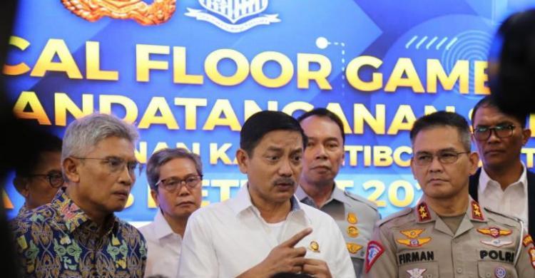 Direktur Jenderal Perhubungan Darat (Ditjen Hubdat), Hendro Sugiatno usai meneken keputusan bersama terkait strategi menghadapi Angkutan Lebaran 2023, di Korlantas Polri, Rabu (5/4).    foto : Ist