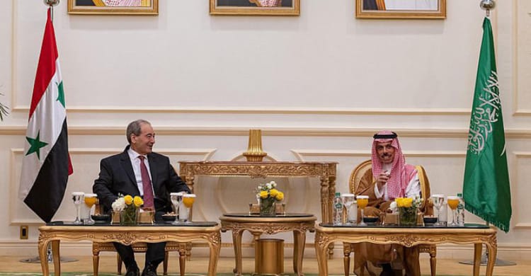 Menlu Arab Saudi Pangeran Faisal bin Farhan al Saud (kanan) menyambut Menlu Suriah Faisal Mekdad di Jeddah. (Ist)