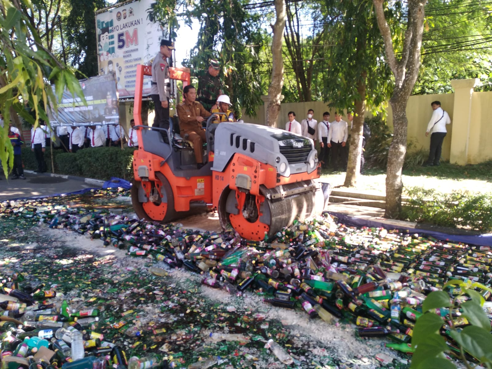 Cipta Kondisi, Pj Gubernur Al Muktabar Bersama Kapolda Banten Musnahkan 24 Ribu Botol Miras Foto : Humas Pemprov