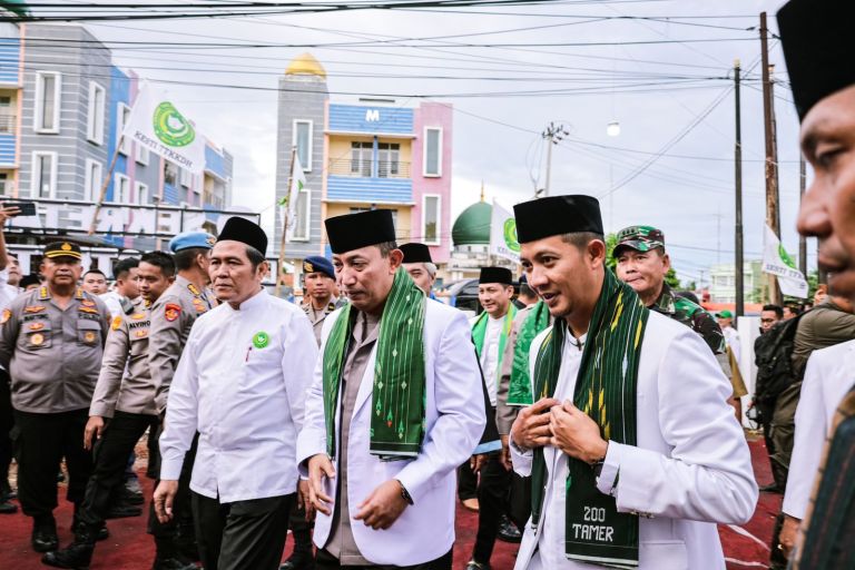 Dapat Dukungan Semua Pihak, Pembangunan Gedung DPP TTKKDH Jadi Wadah Persatuan Pencak Silat Kapolri Jenderal Listyo Sigit Prabowo (tengah) saat hadir pada acara pencanangan Gedung DPP TTKKDH di Serang. (Ist)