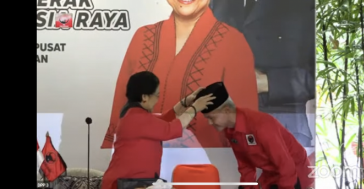 Dicapreskan PDIP, Mega Pakaikan Ganjar Peci: Simbol Rakyat Indonesia Foto : Ist