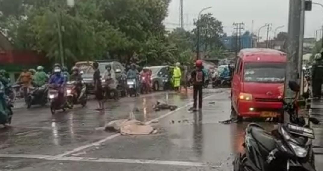 TKP truck tangki tabrak sepeda motor di daerah Balaraja, Tangerang   foto : Ist