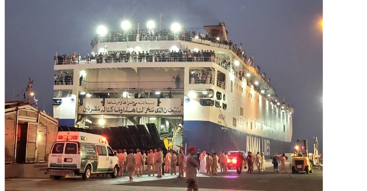Dubes RI Riyadh Abdul Aziz Sambut WNI Evakuasi Sudan Di Jeddah Kapal Arab Saudi yang membawa ribuan orang dari Sudan tiba di Pelabuhan Militer Jeddah, Arab Saudi, Rabu, 26 April 2023. Foto : Ist