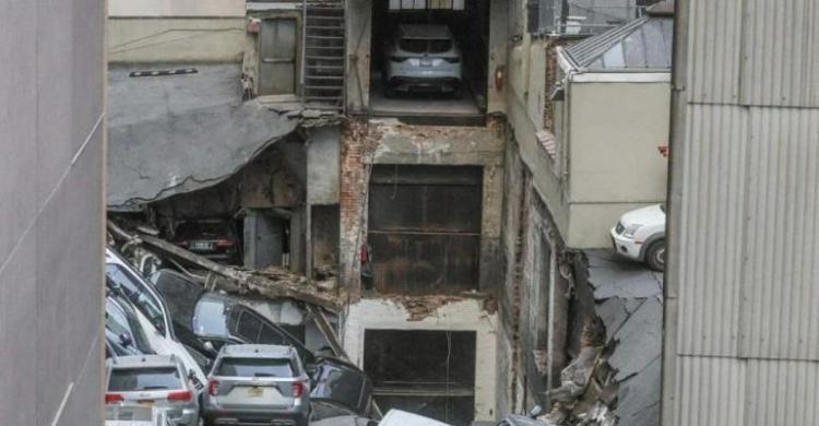 Fasilitas Parkir 4 Lantai Di New York Runtuh, 1 Tewas, 5 Luka-Luka Fasilitas parkir yang runtuh di Lower Manhattan. Foto : Ist