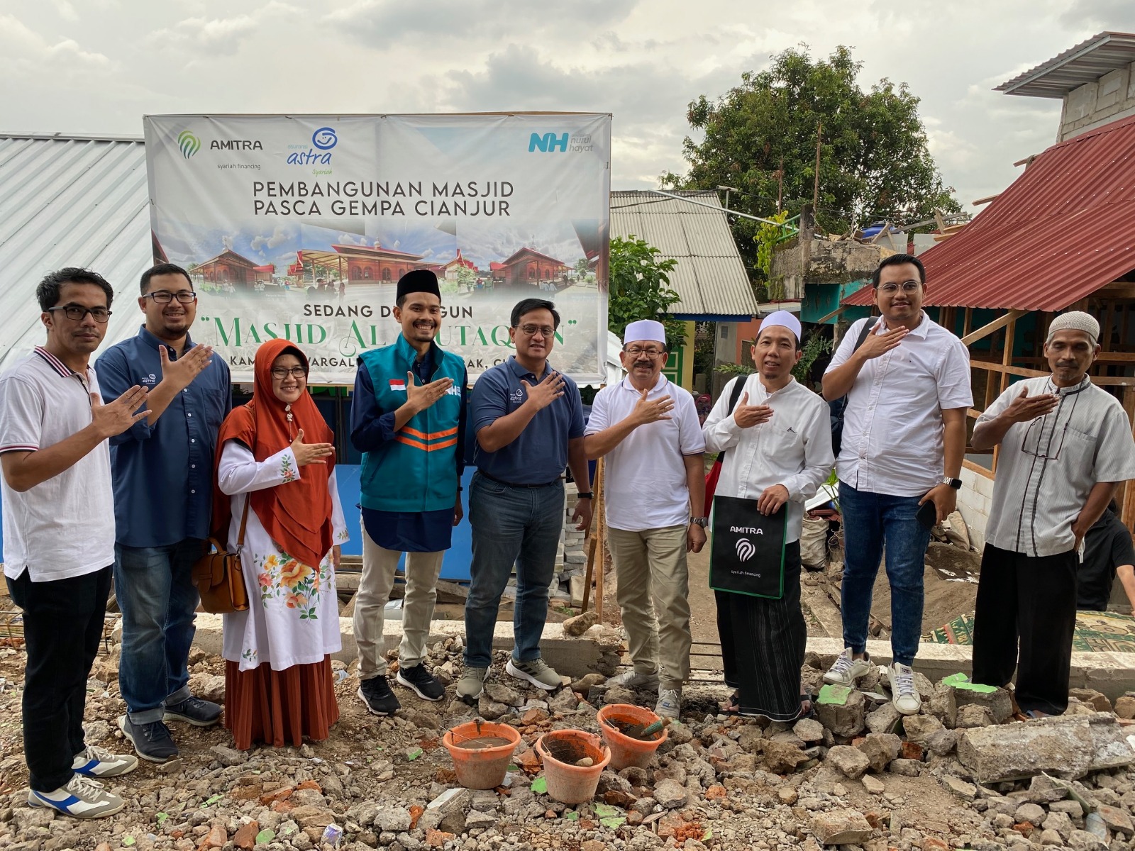 Peletakan batu pertama pembangunan Masjid Al-Mutaqien, Cianjur   foto ; Dok. FIFGROUP