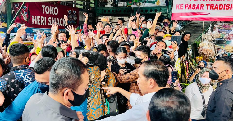 Hore, Presiden Perbolehkan Pejabat Open House Lebaran Presiden Jokowi saat meninjau Pasar Tugu, Depok, Kamis (13/4) foto : Setpres