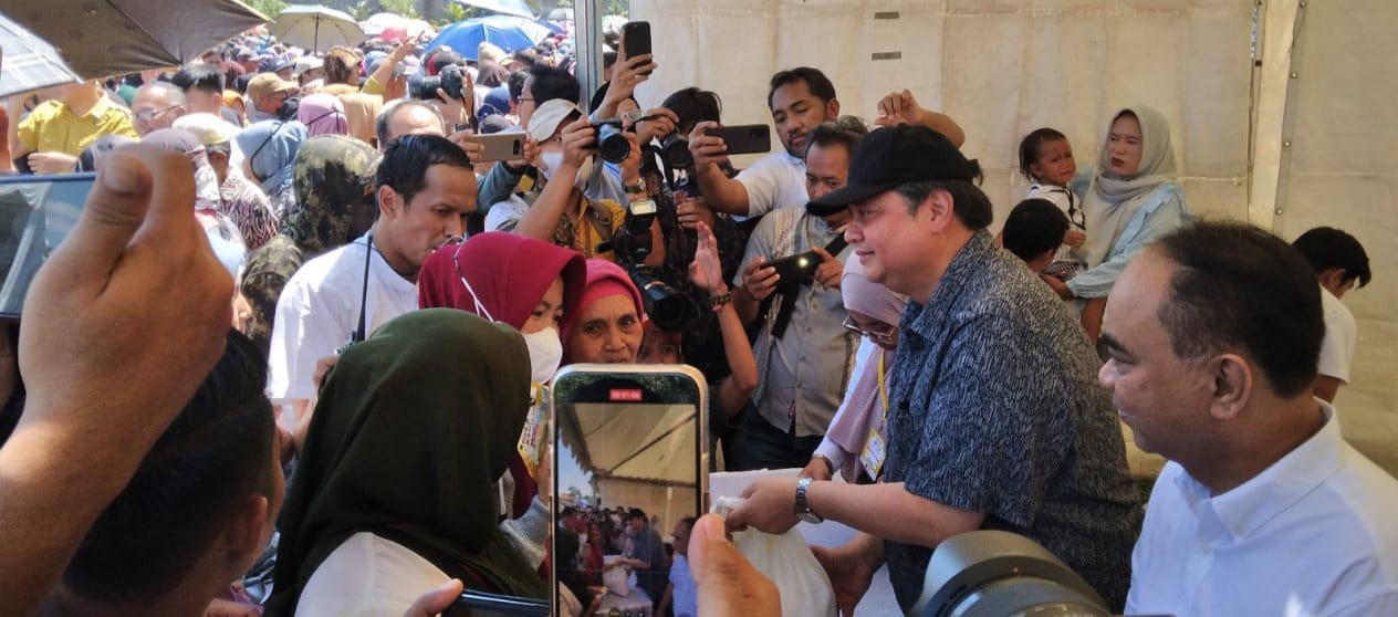 Menko Perekonomian Airlangga Hartarto (topi hitam) pada acara pasar murah Projo di Kabupaten Tangerang   foto : Ist