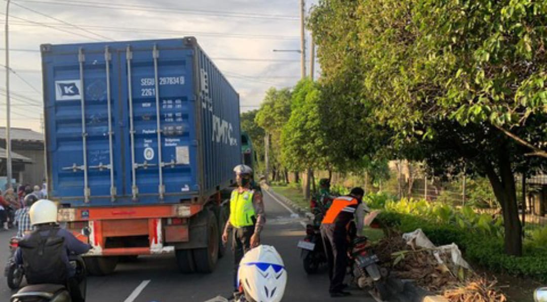 Ingin Menumpang, Remaja di Jakbar Tewas Terlindas Truk Kontainer foto : Ist