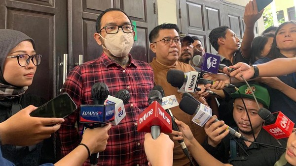 Jonathan Latumahina ayah David saat diwawancarai wartawan di PN Jakarta Selatan. (Ist)