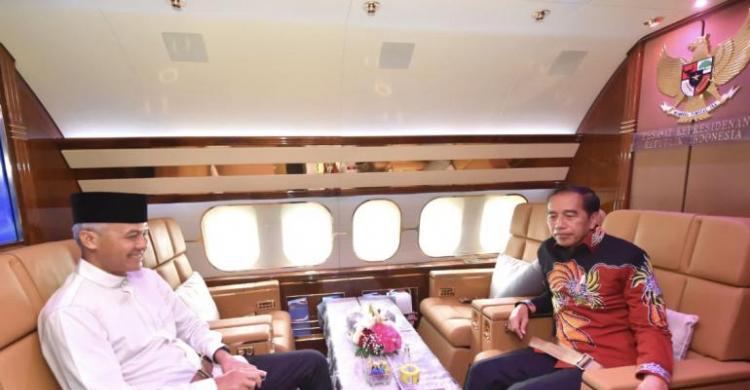 Presiden Jokowi saat dalam perjalanan meneju Solo bersama Capres Ganjar Pranowo di dapam pesawat kepresidenan.  Foto : Setpres