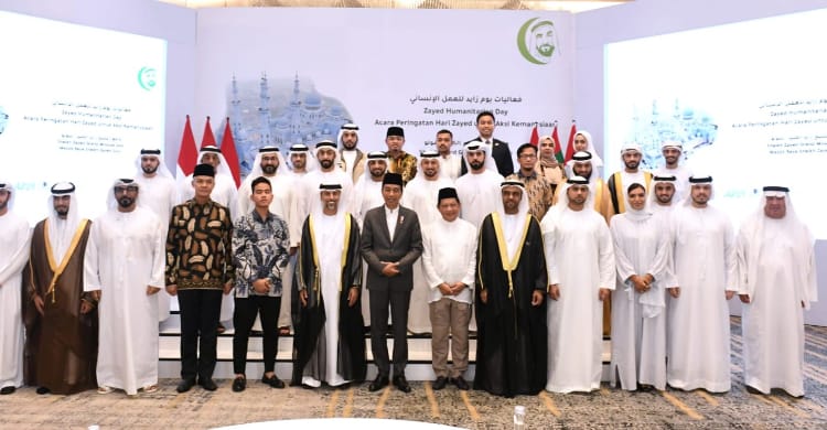 Jokowi Ajak Teladani Sosok Pendiri UEA Sheikh Zayed Presiden Jokowi menghadiri peringatan Zayed Humanitarian Day yang digelar di Swis-bel Hotel, Kota Surakarta, Jawa Tengah, Senin (10/04). (Foto : Setpres)