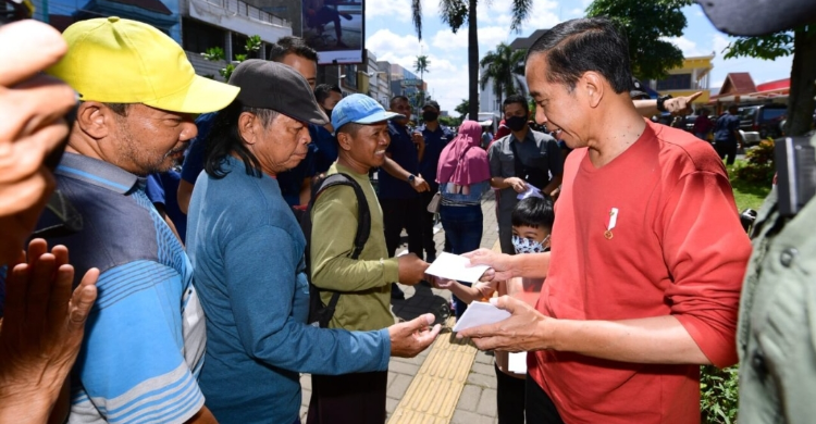 Presiden Jokowi saat bago-bagi THR di Pasar Legi, Solo