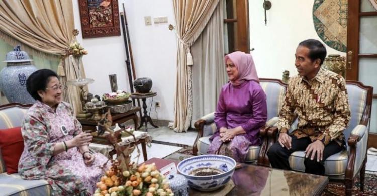 Jokowi-Iriana Lebaran Ke Rumah Mega, Pencapresan Ganjar Ikut Diobrolin Prediden Jokowi bersama Ibu Negara Iriana saat berkunjung dikediaman Megawati Soekarnoputri di Tengku Umar. Foto : Setpres