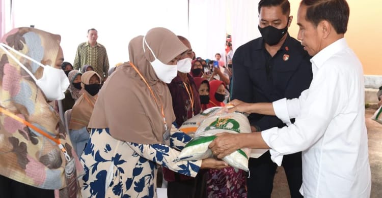 Jokowi Sebar 10 Kg Beras Per Keluarga Selama Tiga Bulan Di Jateng foto : Setpres