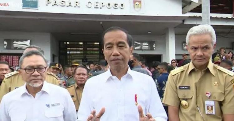 Presiden Jokowi (tengah) didampingi Menteri Perdagangan Zulkifli Hasan (kiri) dan Gubernur Jawa Tengah Ganjar Pranowo (kanan) di Pasar Cepogo, Boyolali, Jawa Tengah, Senin (10/4).    foto : Setpres