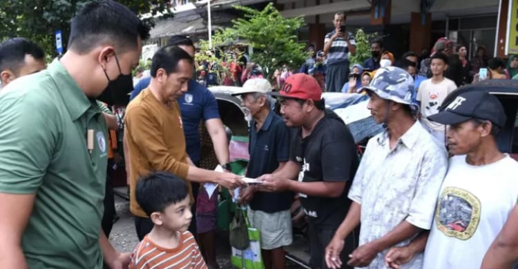 Presiden Jokowi saat membagikan THR kepada tukang becak di salah satu pasar tradisional di Solo, Jawa Tengah. (Ist)