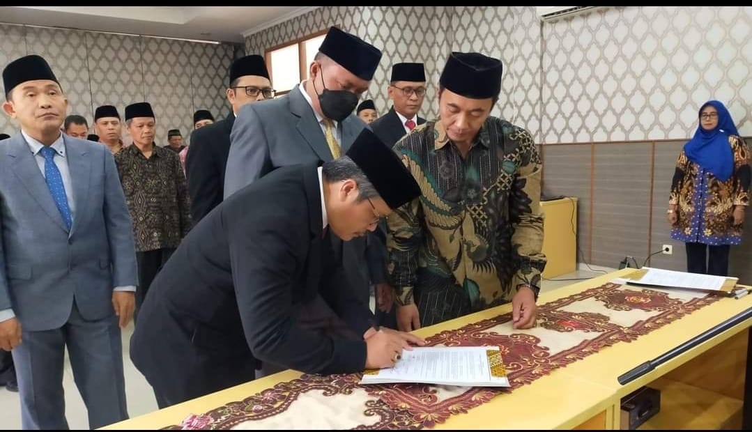 Kepala Kantor Kemang Kota Tangsel melantik tiga Kepala baru, Kepala MTsN 1 Tangsel, Kepala  MAN 1 Tangsel, dan KUA Kecamatan Setu. (Sudin Antoro/tangselpos)