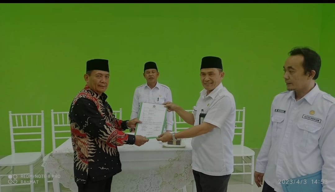 Serah Terima Jabatan (Sertijab) kepala KUA kecamatan Setu, dari Afkar Bakarudin (kiri) kepada Mirza Alwanda, bertempat di KUA kecamatan Setu. SUDIN ANTORO/tangselpos