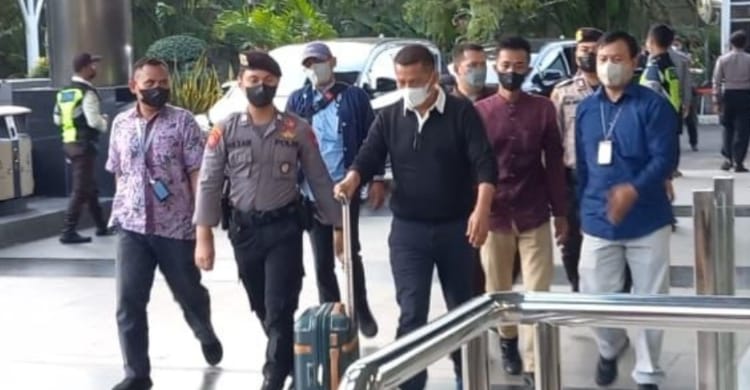 KPK Cuma Boyong 8 Orang Ke Jakarta, Sisanya Diperiksa Di Pekanbaru Bupati Meranti (kaos hitam) saat tiba di Gedung KPK Jakarta foto ; Ist