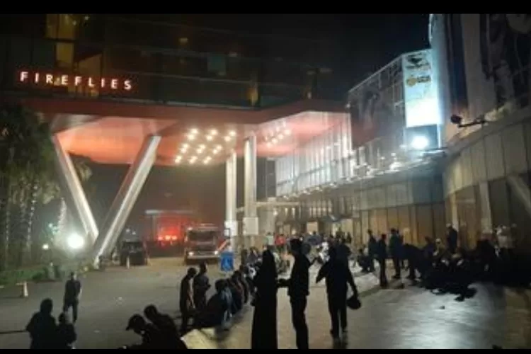Kronologi Kebakaran Trans Studio Makassar, Api Diduga Bermula Dari Foto Booth Pengunjung Mall Makassar keluar gedung untuk menyelamatkan diri. Foto : Ist