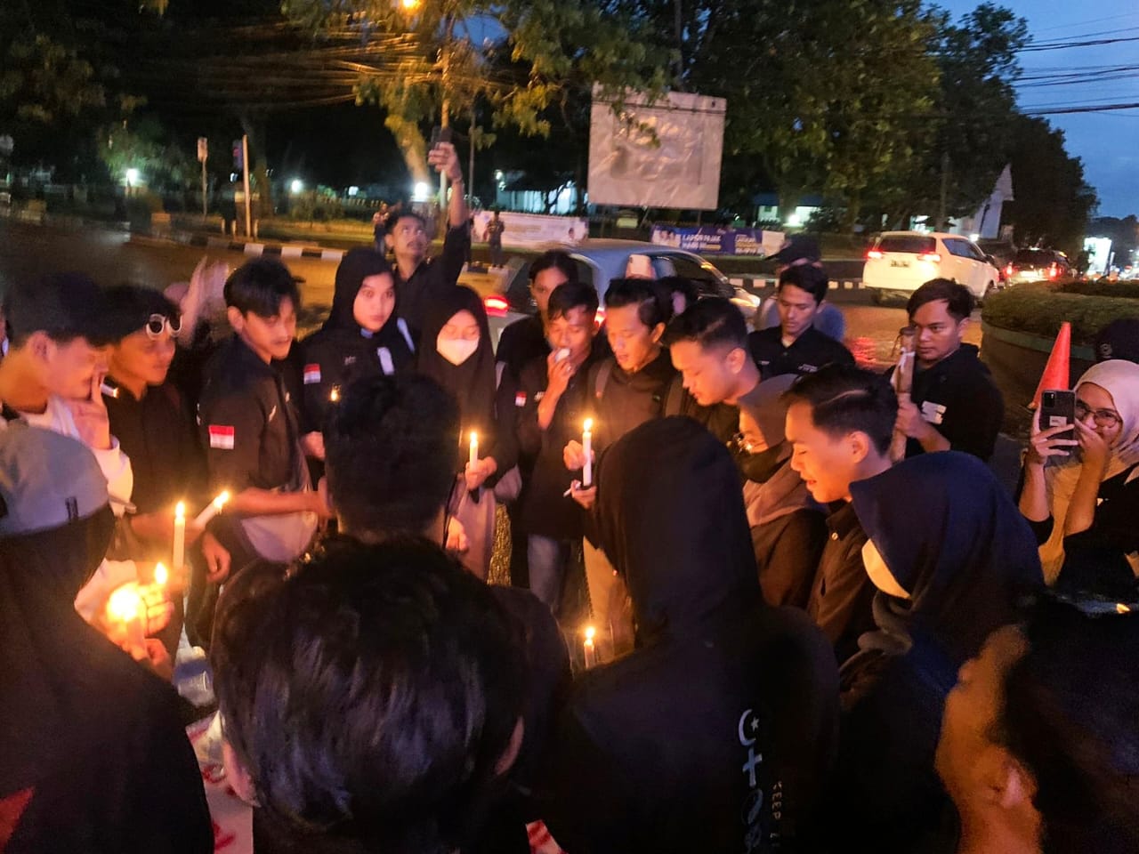 Kumandang PW Serang Doakan Pandeglang Kumandang PW Serang, menggelar doa bersama dan menyalakan lilin di depan Gedung DPRD Pandeglang, Sabtu (1/4/2023).(Istimewa)