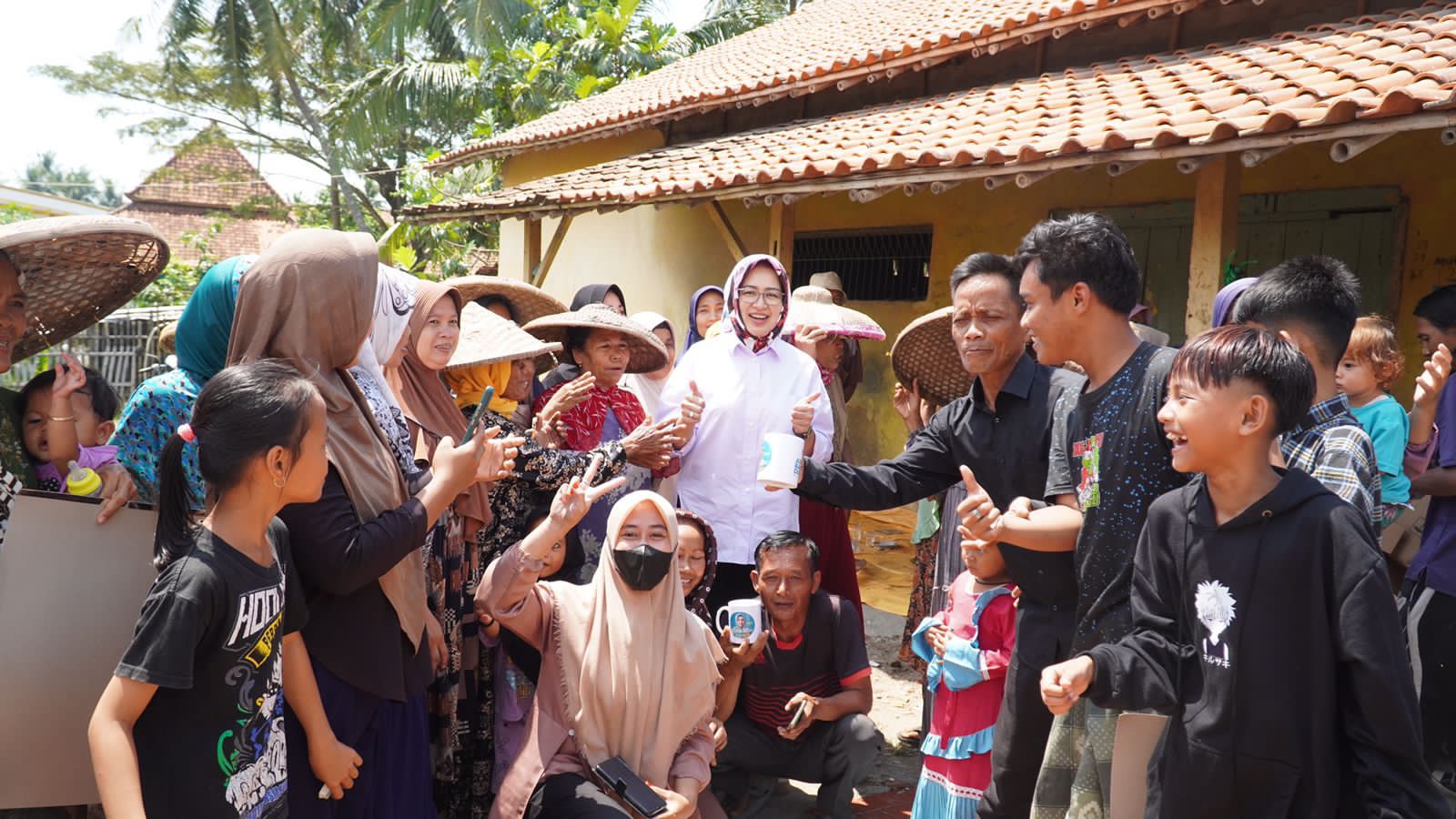 Kunjungi Petani Rajeg, Airin Dorong Potensi Pertanian di Banten Airin Rachmi Diany saat mengunyah petani di Rajeg, Kabupaten Tangerang. Foto : Ist