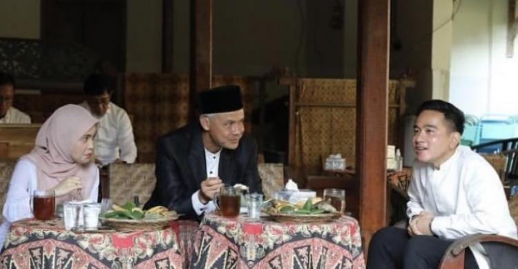 Lebaran Di Solo, Ganjar Sarapan Sego Berkat Bareng Gibran Foto ; Ist