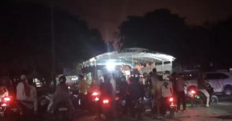 Ledakan Kilang Pertamina Dumai Berhasil Diatasi Dalam 9 Menit, Kondisi 5 Korban Stabil Suasana kepanikan warga di sekitar kilang Pertamina RU II Dumai. (Ist)