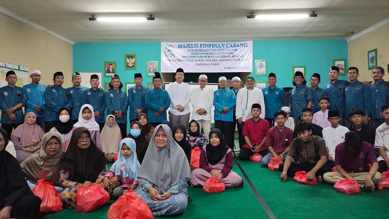 Melihat Cara Fahmi Tamami Peringati Nuzulul Qur'an Santunan-Yatim serta dhuafa dan jajaran pengurus MPC Fahmi Tamami Kota Tangsel mengabadikan momen tahunan pada Minggu (9/04) jelang berbuka puasa. (din)