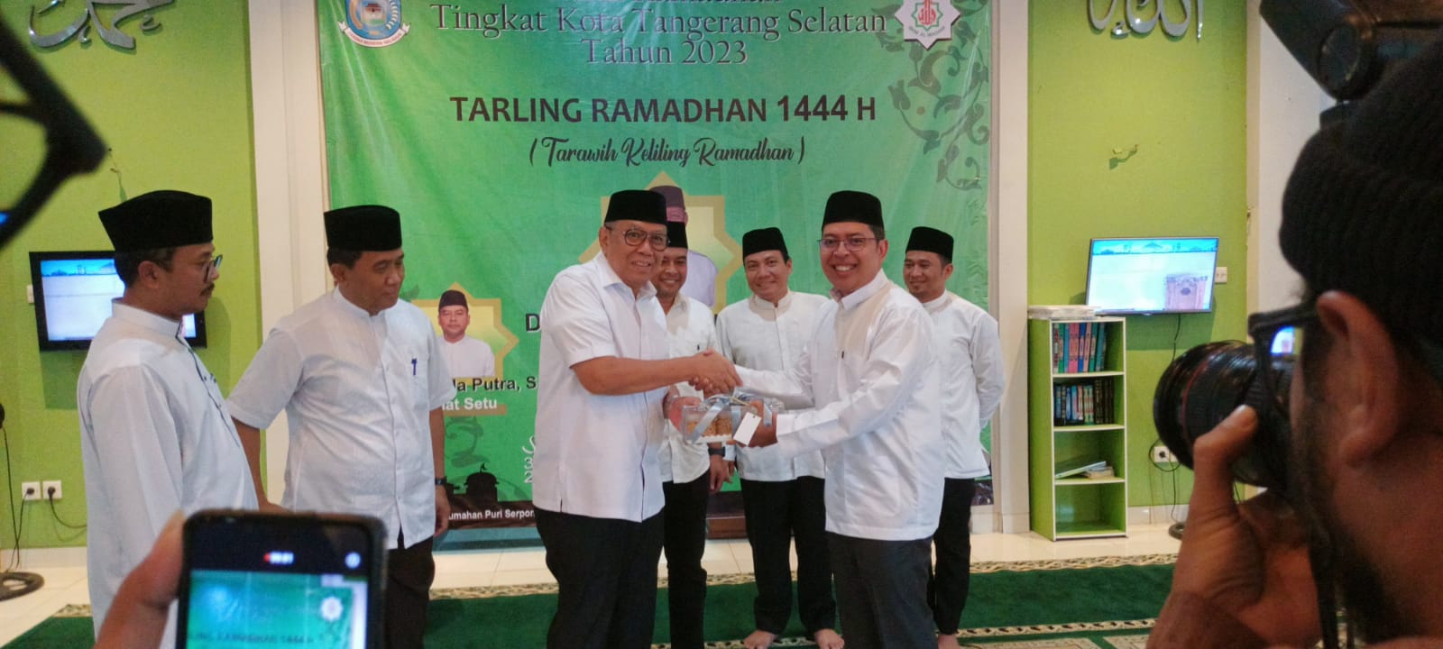 Melihat Safari Ramadan Di Kelurahan Setu Walikota Tangsel Benyamin Davnie saat melakukan Safari Ramadan di Masjid Al Madani Puri Serpong Senin (3/4). (Sudin Antoro/Tangselpos)