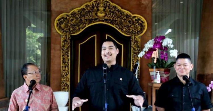 Menpora Dito Pastikan World Beach Games Tetap Digelar Di Bali Menpora Dito (tengah) saat memberikan keterangan pers bersama Gubernur Bali I Wayan Koster (kiri) dan Ketua KOI Raja Sapta (Kanan). (Ist)