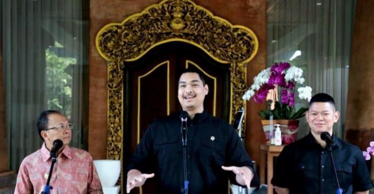 Menpora Dito (tengah) saat memberikan keterangan pers bersama Gubernur Bali I Wayan Koster (kiri) dan Ketua KOI Raja Sapta (Kanan). (Ist)